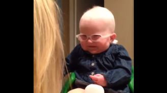 Nefalšovaná dětská radost: Miminko s albinismem poprvé spatří svou maminku díky brýlím
