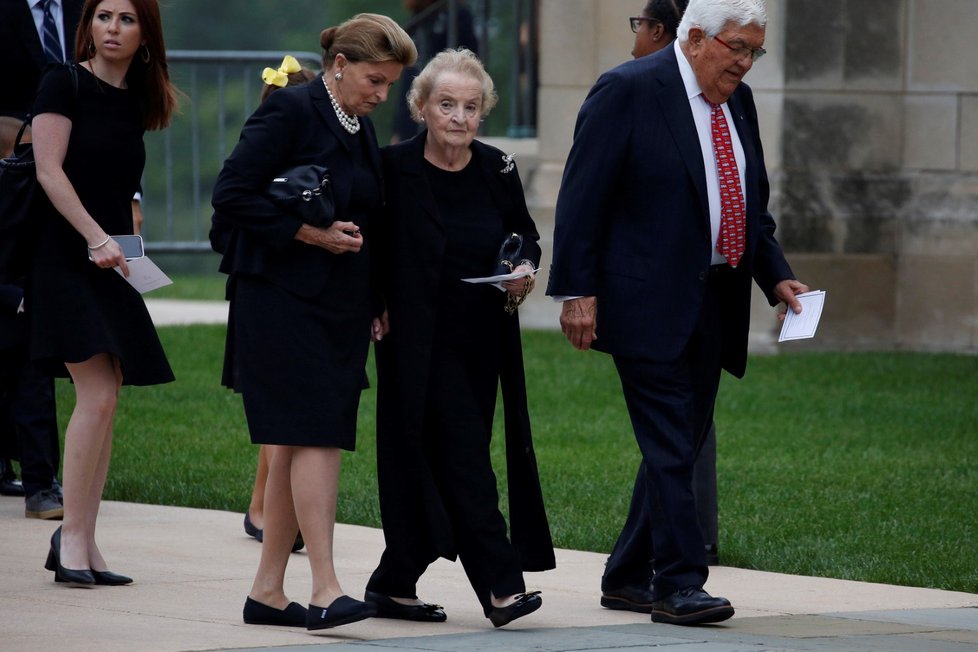 Na začátku září se bývalá ministryně zahraničí USA Madeline Albrightová účastnila smuteční bohoslužby za zesnulého amerického senátora Johna McCaina.