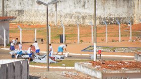 Krvavé střety mezi znepřátelenými gangy v brazilském vězení si vyžádaly 30 obětí.