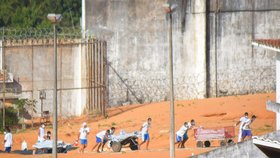 Krvavé střety mezi znepřátelenými gangy v brazilském vězení si vyžádaly 30 obětí.