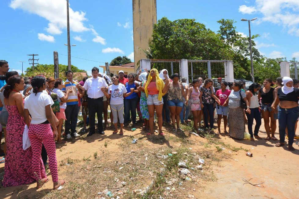 Krvavé střety mezi znepřátelenými gangy v brazilském vězení si vyžádaly 30 obětí.