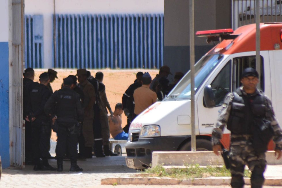 Krvavé střety mezi znepřátelenými gangy v brazilském vězení si vyžádaly desítky obětí.