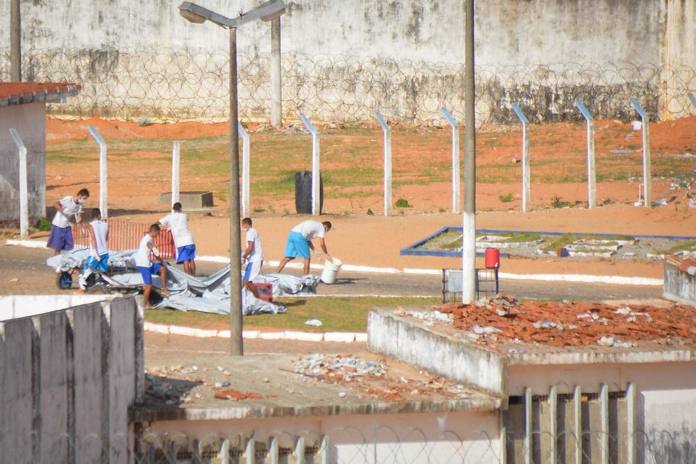 Krvavé střety mezi znepřátelenými gangy v brazilském vězení si vyžádaly 30 obětí.