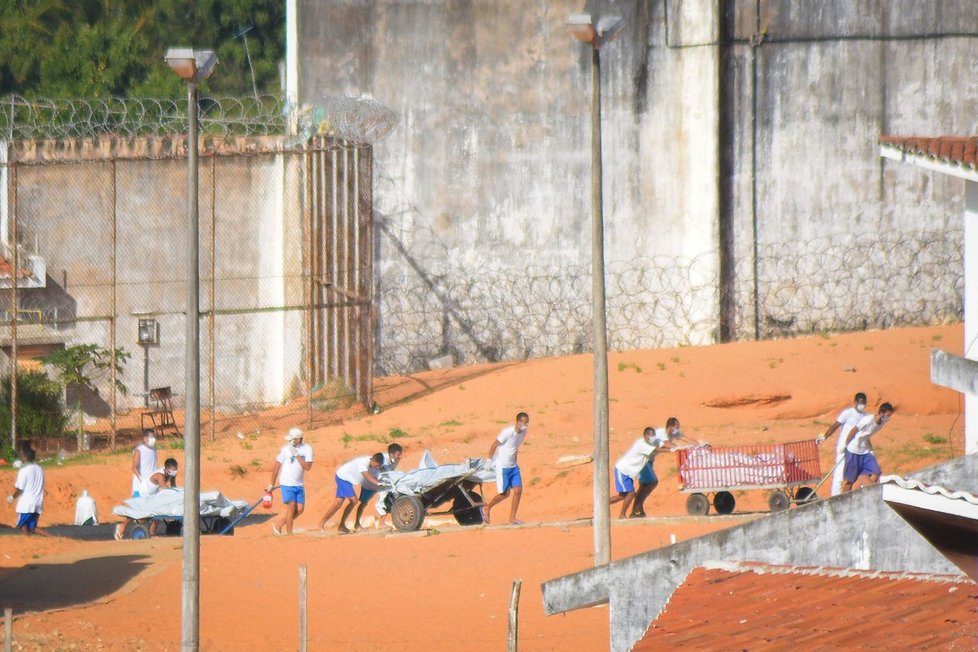 Krvavé střety mezi znepřátelenými gangy v brazilském vězení si vyžádaly desítky obětí.