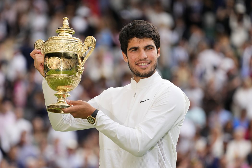 Alcaraz s trofejí pro vítěze Wimbledonu