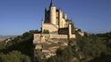 Alcázar v Segovii je díky svému romantickému vzezření nejnavštěvovanějším hradem Španělska. Od 13. století byl sídlem králů, svou současnou podobu však získal až při rekonstrukci v 19. století. Není divu, že jde o další Disneyho inspiraci k jeho pohádkovým zámkům.