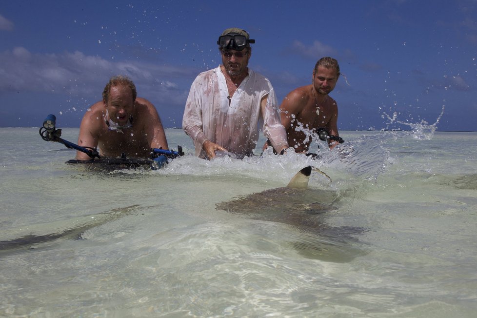 Steve Lichtag (uprostřed) a kameramani při natáčení filmu Aldabra