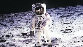 Proč astronauti v kosmu rostou?