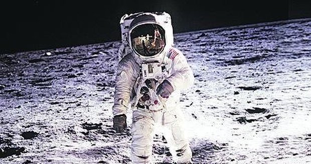 Proč astronauti v kosmu rostou?