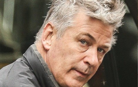 Alec Baldwin během natáčení zastřelil zbraní, která měla být pouhou rekvizitou, kameramanku a postřelil režiséra.