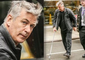 Alec Baldwin musí po výměně kyčle chodit o holi.