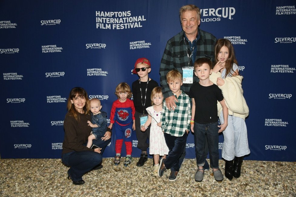 Alec a Hilaria Baldwinovi spolu mají sedm dětí. Herec má ještě dceru Ireland z manželství s Kim Basingerovou.