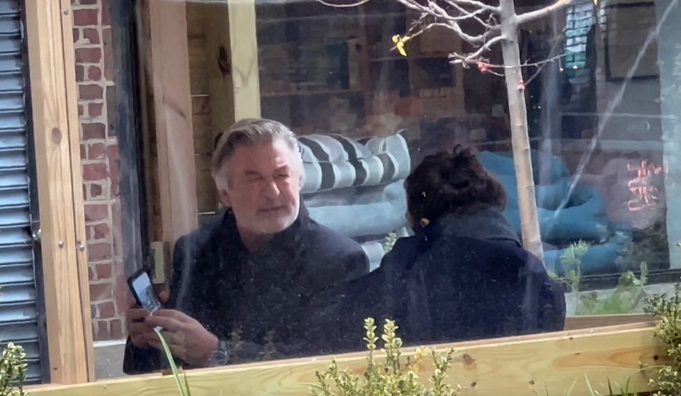 Herec Alec Baldwin nechce vydat mobilní telefon.