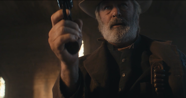 Alec Baldwin si během natáčení westernu Rust těsně před neštěstím zkouší zbraň.
