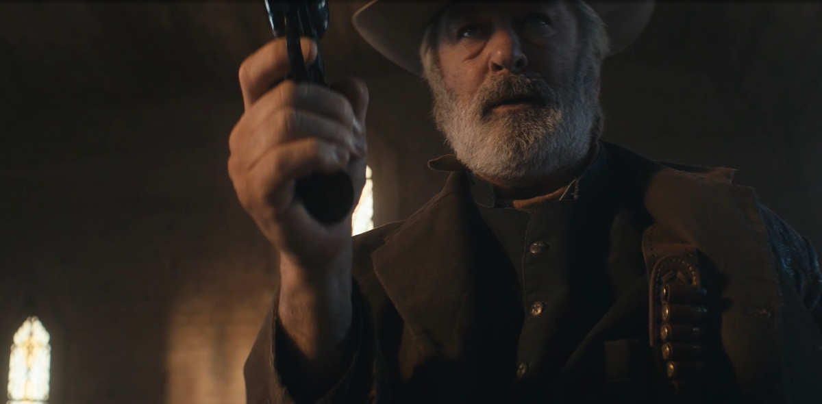 Alec Baldwin si během natáčení westernu Rust těsně před neštěstím zkouší zbraň.