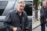 Alec Baldwin v ulicích New Yorku: První kroky po operaci s berlí