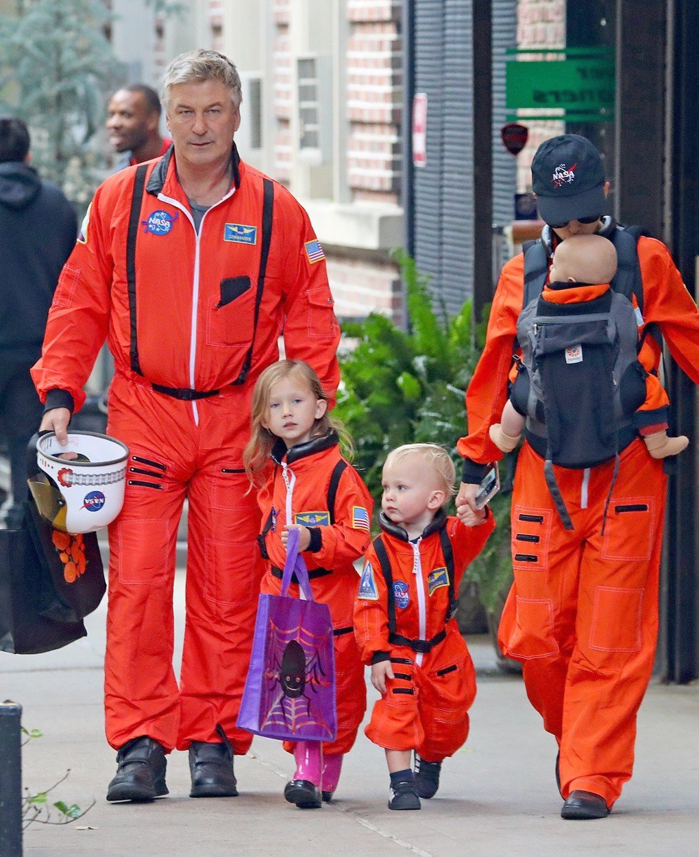 Alec Baldwin s manželkou  Hilariou se i se všemi potomky oblékli jako kosmonauti NASA