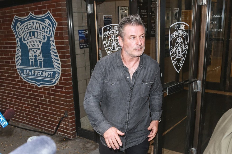 Alec Baldwin byl zatčen za napadení řidiče, který si mu údajně stoupl na místo, které mu prý hlídal jeho příbuzný