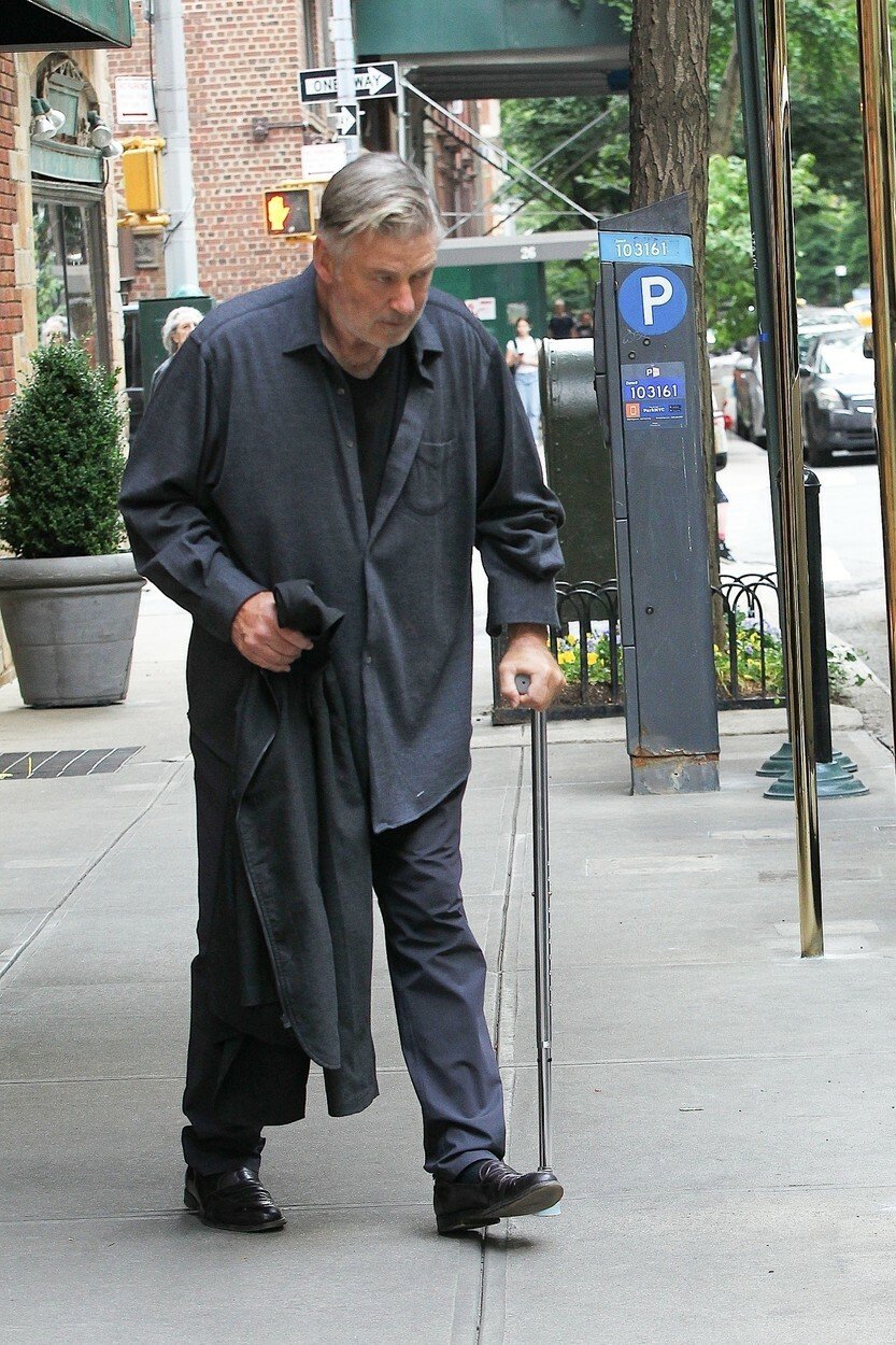 Herec Alec Baldwin se procházel po ulicích New Yorku o berli.