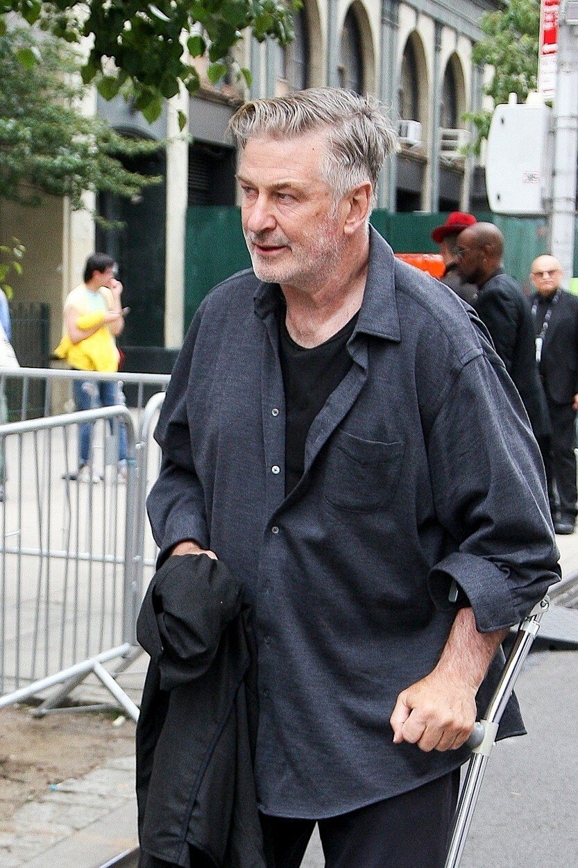 Herec Alec Baldwin se procházel po ulicích New Yorku o berli.