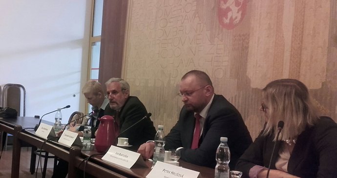 Alexander Aleinikoff (uprostřed vlevo) na debatě v Poslanecké sněmovně, kterou zaštítil místopředseda komory Jan Bartošek (uprostřed vpravo).