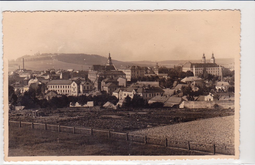 Historický pohled na alej i Bruntál.