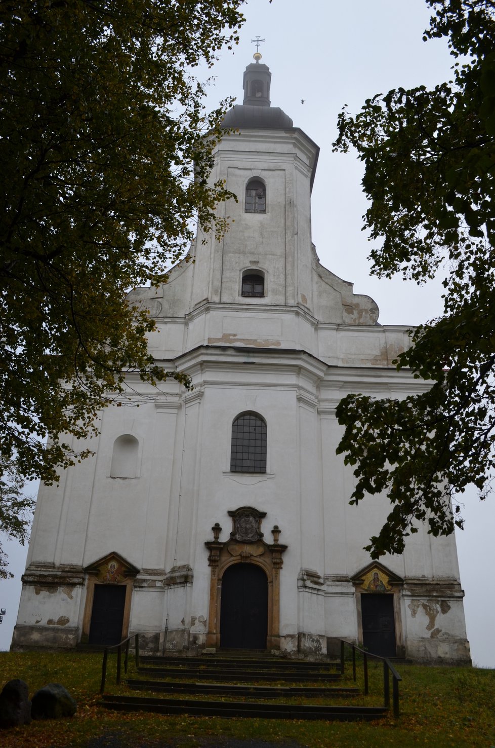 Na vrcholu někdejší sopky se tyčí kostel Panny Marie Pomocné.