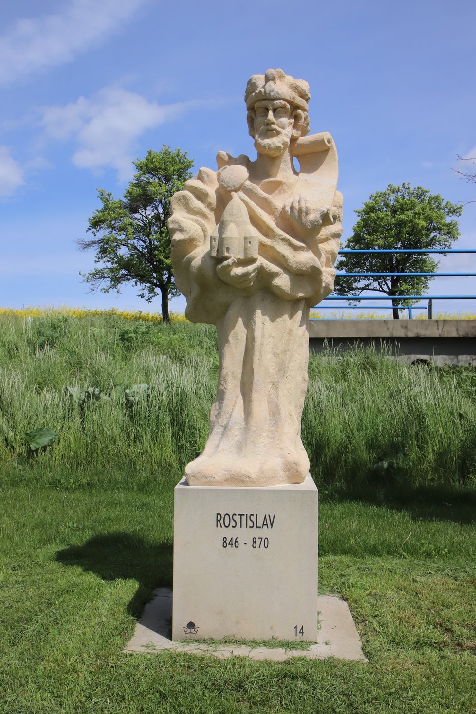 U Bukovanského mlýnu vzniká díky Josefu Kouřilovi (66) Alej českých panovníků. Zatím je hotových 19 ze 78 soch.