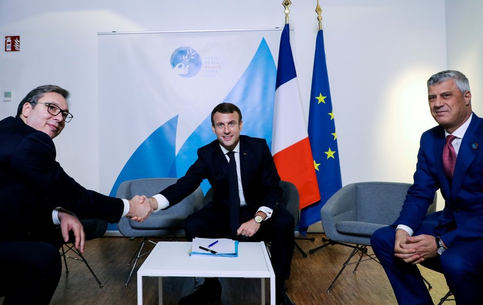 Aleksandar Vučić a francouzský prezident Emmanuel Macron na mírové konferenci v Paříži