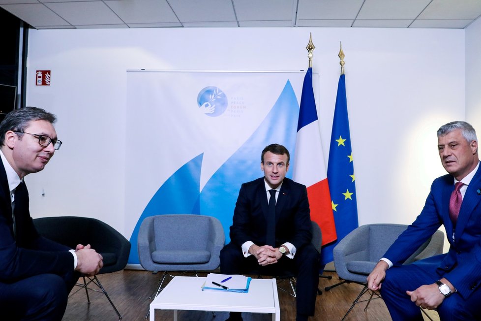 Aleksandr Vučić a francouzský prezident Emmanuel Macron na mírové konferenci v Paříži
