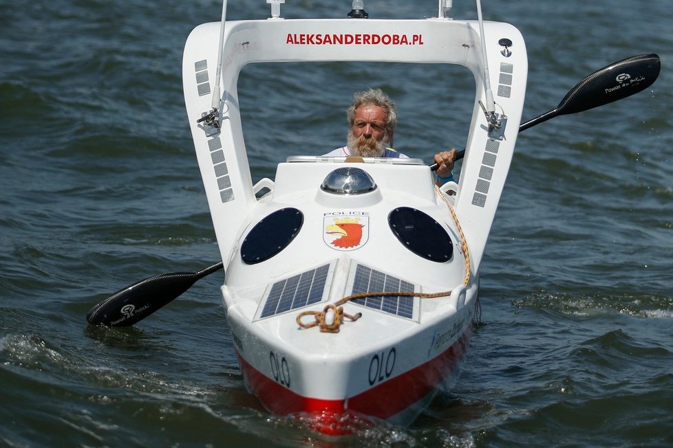 Aleksander Doba (†74) na svém kajaku při přeplutí Atlantického oceánu.