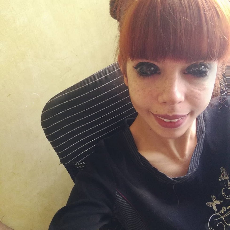 Aleksandra Sadowsková (25) z Polska si nechala potetovat oční bělmo. Po zákroku oslepla.