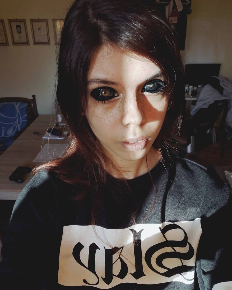 Aleksandra Sadowsková (25) z Polska si nechala potetovat oční bělmo. Po zákroku oslepla.