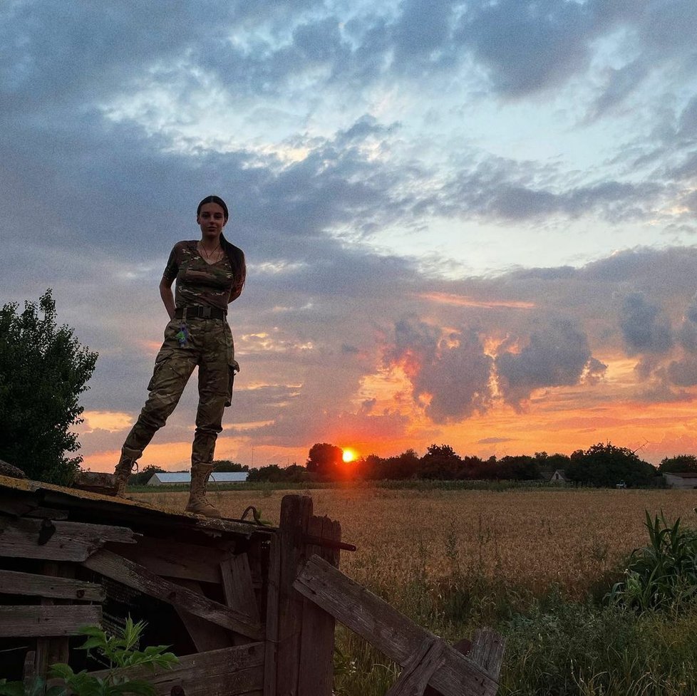 Aleksandra (23) je přirovnávána k Laře Croft. Ukrajinu brání se zbraní v ruce.