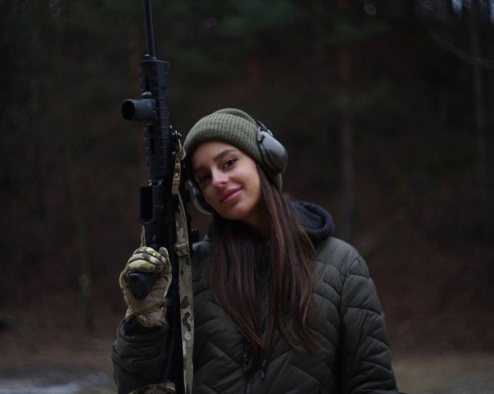 Aleksandra (23) je přirovnávána k Laře Croft. Ukrajinu brání se zbraní v ruce.