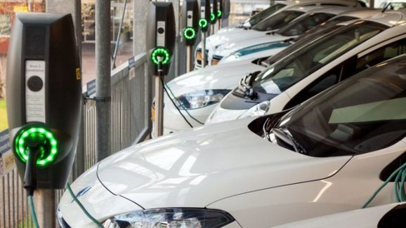 Tržní podíl elektromobilů v EU dosáhl téměř deseti procent