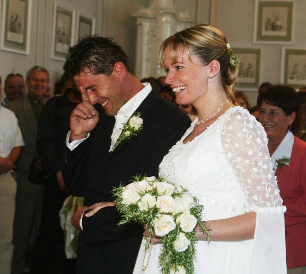 2005: S manželem si slíbili věrnost na zámku v Náměšti na Hané. To už pod srdcem 7 měsíců nosila dceru Alenku.
