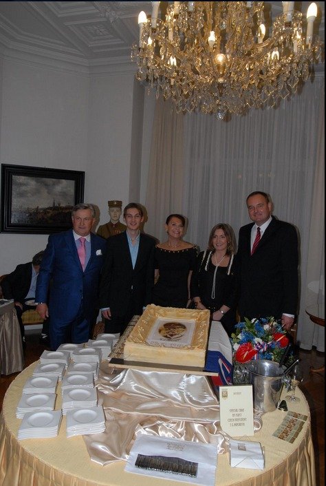 Manželé Borůvkovi na slavnostní recepci ve Švýcarsku. Velvyslanec je na fotce úplně vpravo.