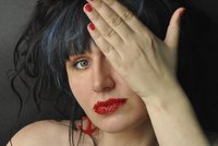 Alena Kupčíková: Umělkyně vytváří obrazy vagin z chloupků ohanbí