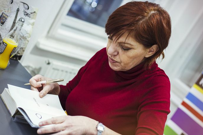 Alena Mornštajnová během autogramiády Alena Mornštajnová během autogramiády
