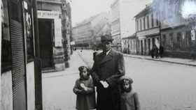 Alena s tatínkem a sestrou Norou v Nové ulici v Českých Budějovicích ještě před válkou.