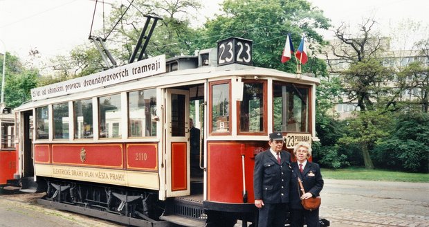 Alena Režná v roce 1999 při zvláštní jízdě ku příležitosti 25. výročí ukončení provozu starých, dvounápravových tramvají. Na fotografii je s Jaroslavem Papstem, prvním a dlouholetým vedoucím Muzea MHD, který nedávno také zemřel.
