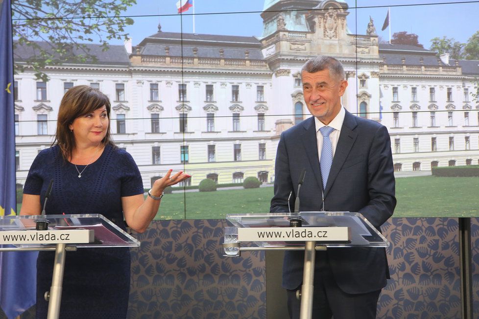 Vicepremiérka a ministryně financí Alena Schillerová s premiérem Andrejem Babišem na tiskové konferenci (27. 5. 2019)