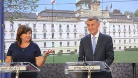 Vicepremiérka a ministryně financí Alena Schillerová s premiérem Andrejem Babišem na tiskové konferenci (27. 5. 2019)