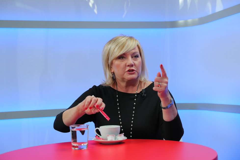 Alena Schillerová (ANO) coby host pořadu Epicentrum na Blesk.cz (9.2.2023)