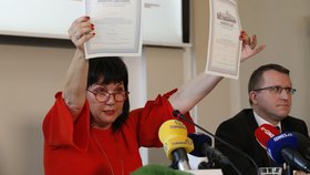 Ministryně financí Alena Schillerová v roce 2018 při představování státních dluhopisů ke stému výročí vzniku Československa.