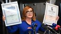 Ministryně financí Alena Schillerová představila nové emise, tzv. Dluhopisy Republiky. Ministryně financí Alena Schillerová představila nové emise, tzv. Dluhopisy Republiky.