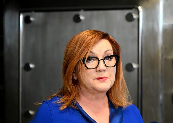 Ministryně financí Alena Schillerová představila nové emise, tzv. Dluhopisy Republiky. Ministryně financí Alena Schillerová představila nové emise, tzv. Dluhopisy Republiky.