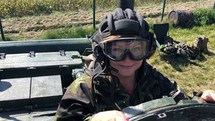 31. 9. 2019: "Právě se chystám na jízdu tankem s našimi úžasnými vojáky." 31. 9. 2019: "Právě se chystám na jízdu tankem s našimi úžasnými vojáky."