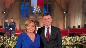 Předávání státních vyznamenání: Alena Schillerová (ANO) se synem Jaroslavem (28.10.2026)